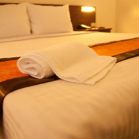 M Suites Hotel Макати Экстерьер фото