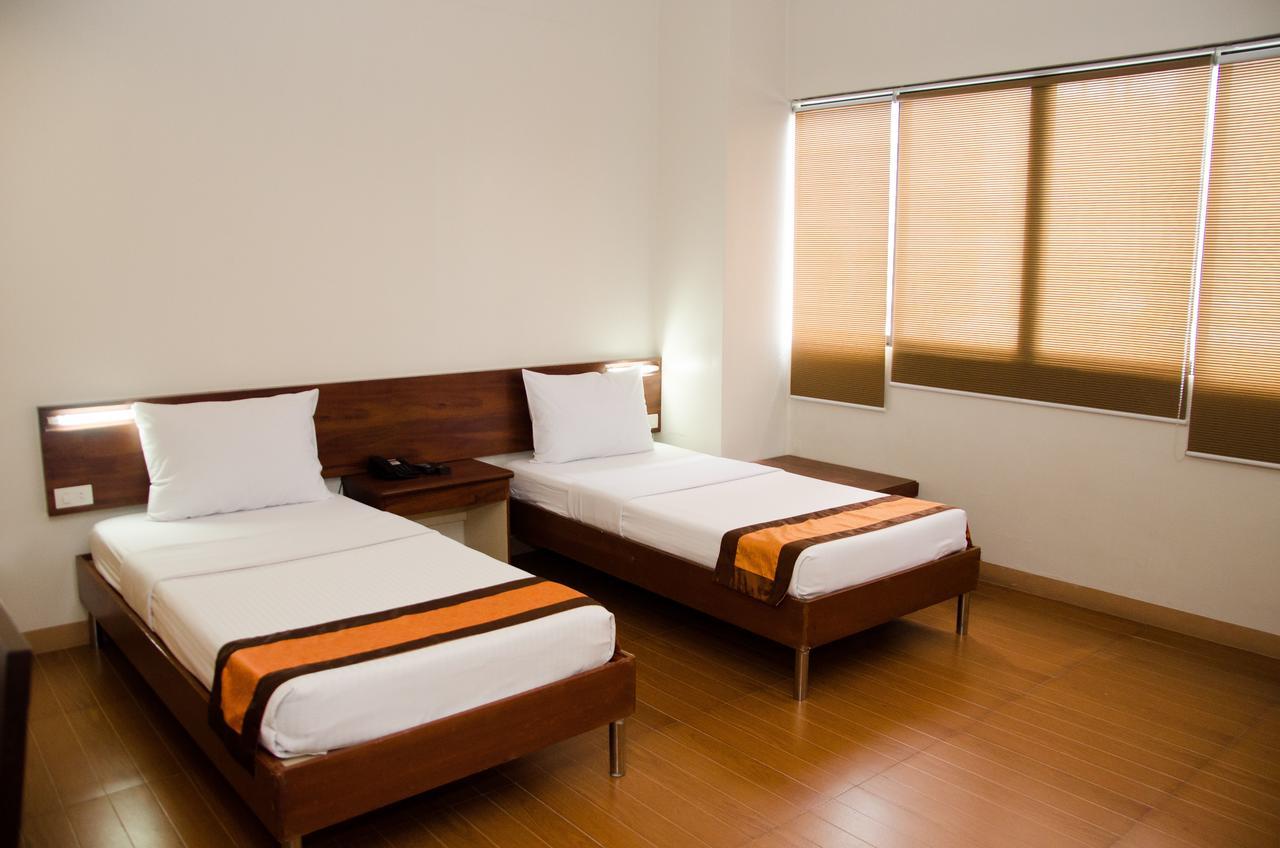 M Suites Hotel Макати Экстерьер фото