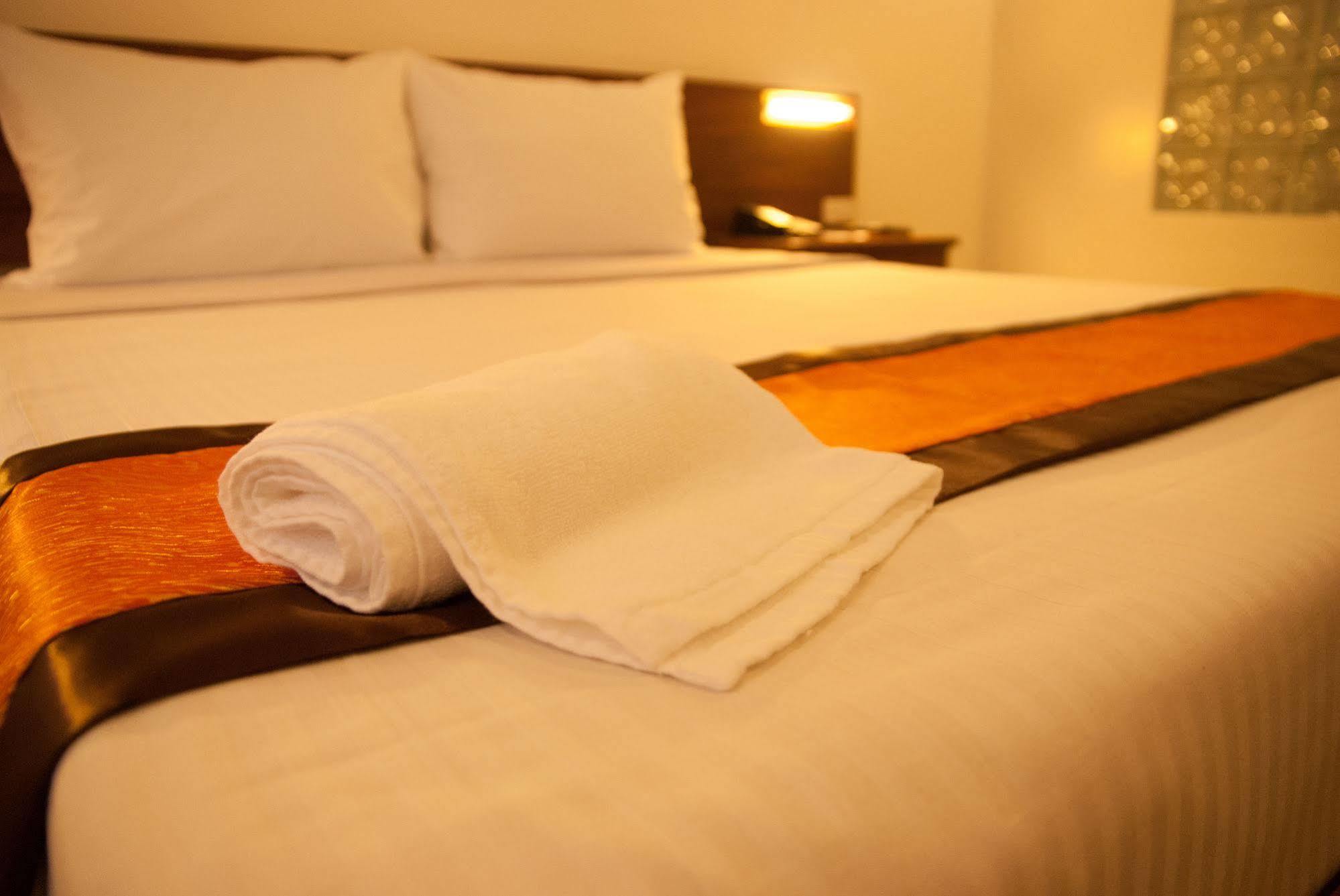 M Suites Hotel Макати Экстерьер фото