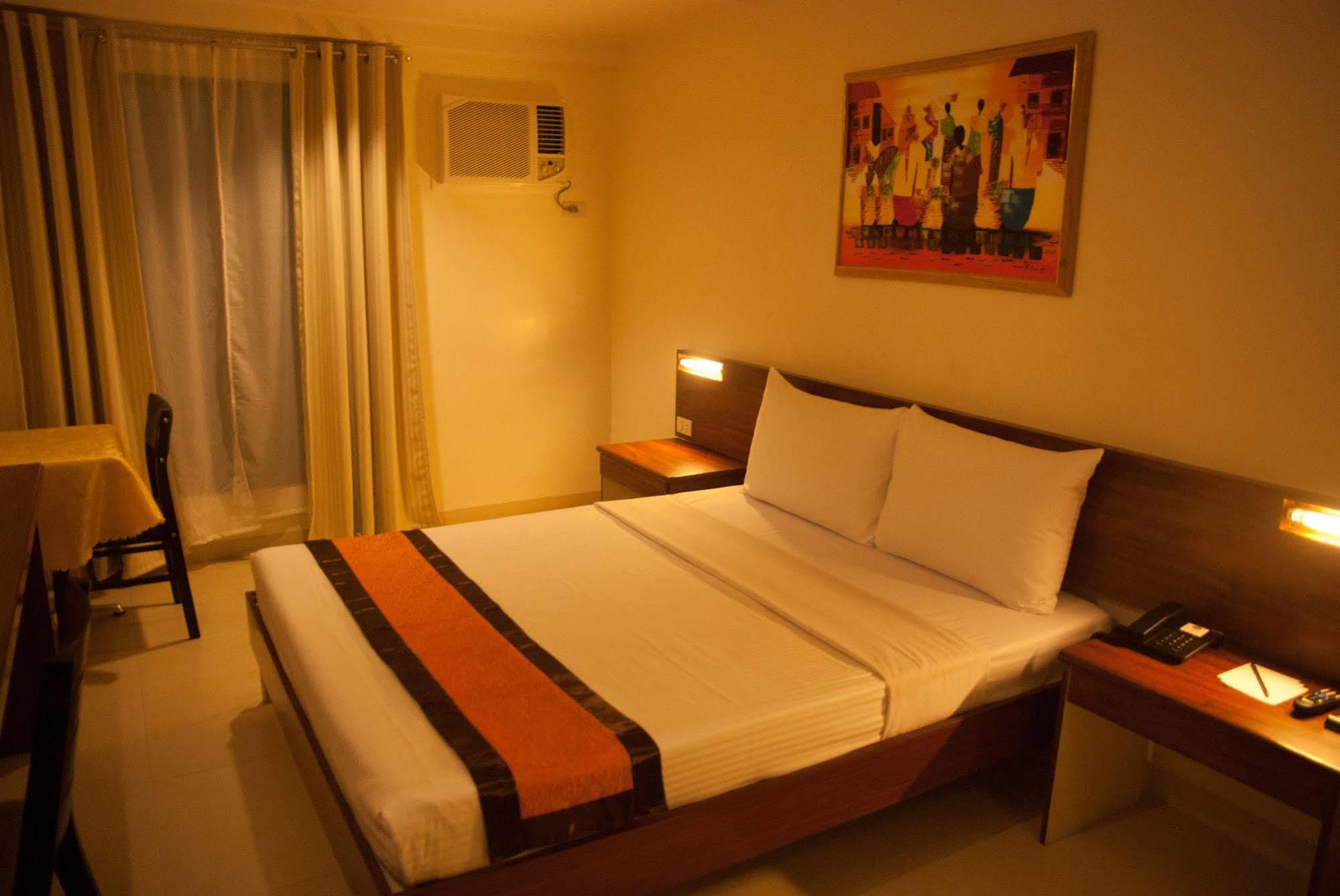 M Suites Hotel Макати Экстерьер фото