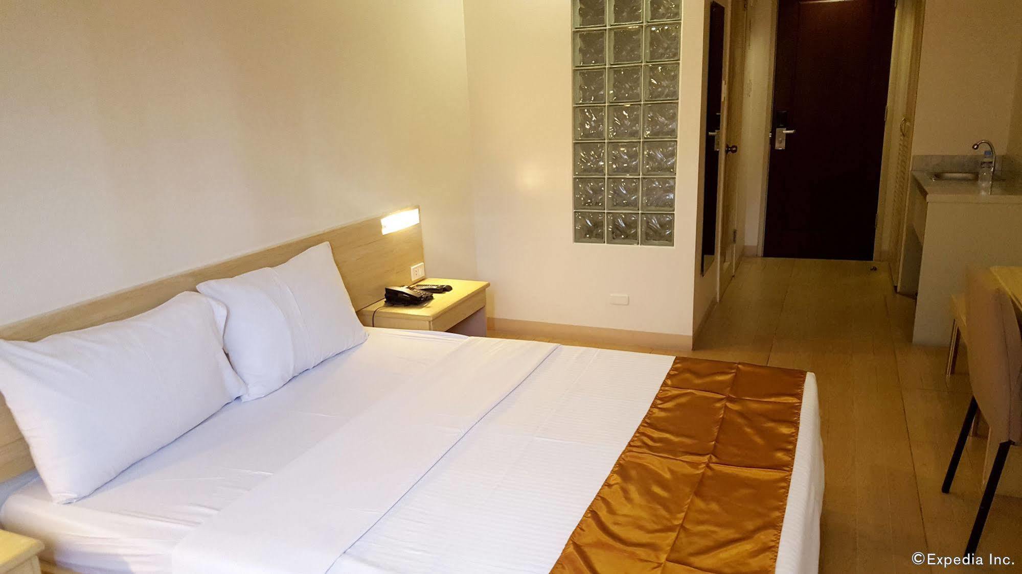 M Suites Hotel Макати Экстерьер фото